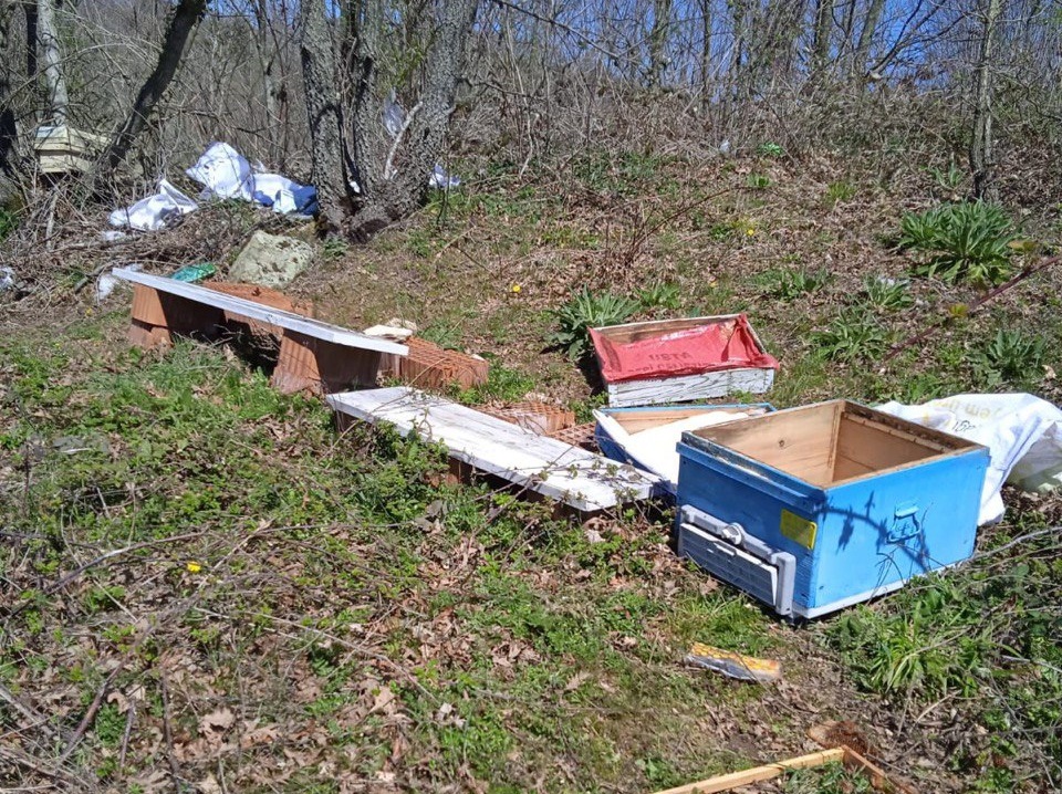 Gönen’de arı kovanları ayı tarafından parçalandı