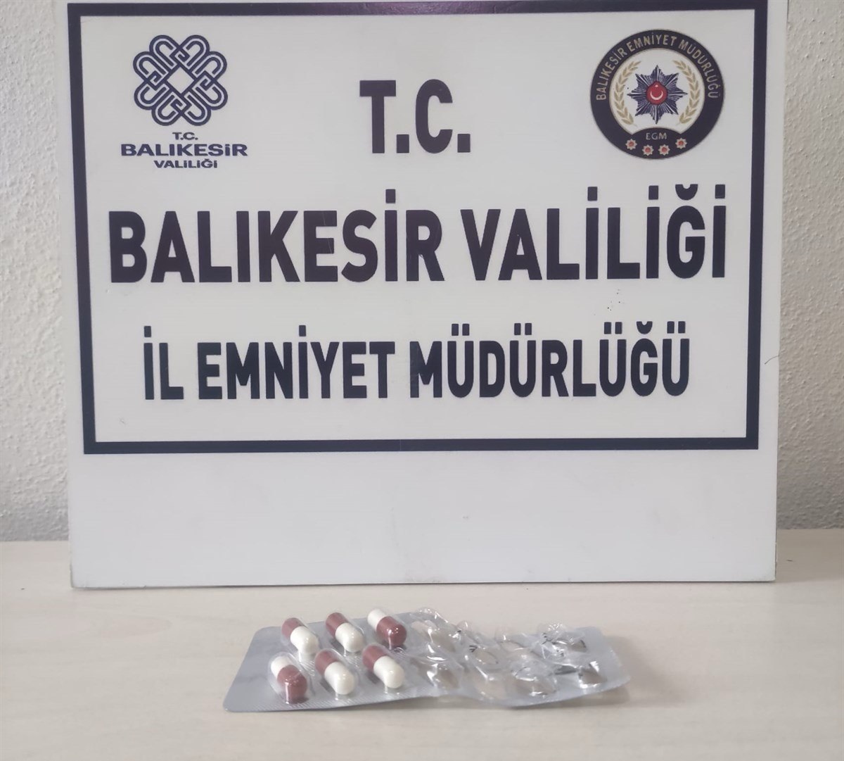 ŞÜPHELİ ŞAHISTAN UYUŞTURUCU NİTELİKLİ HAP ELE GEÇİRİLDİ