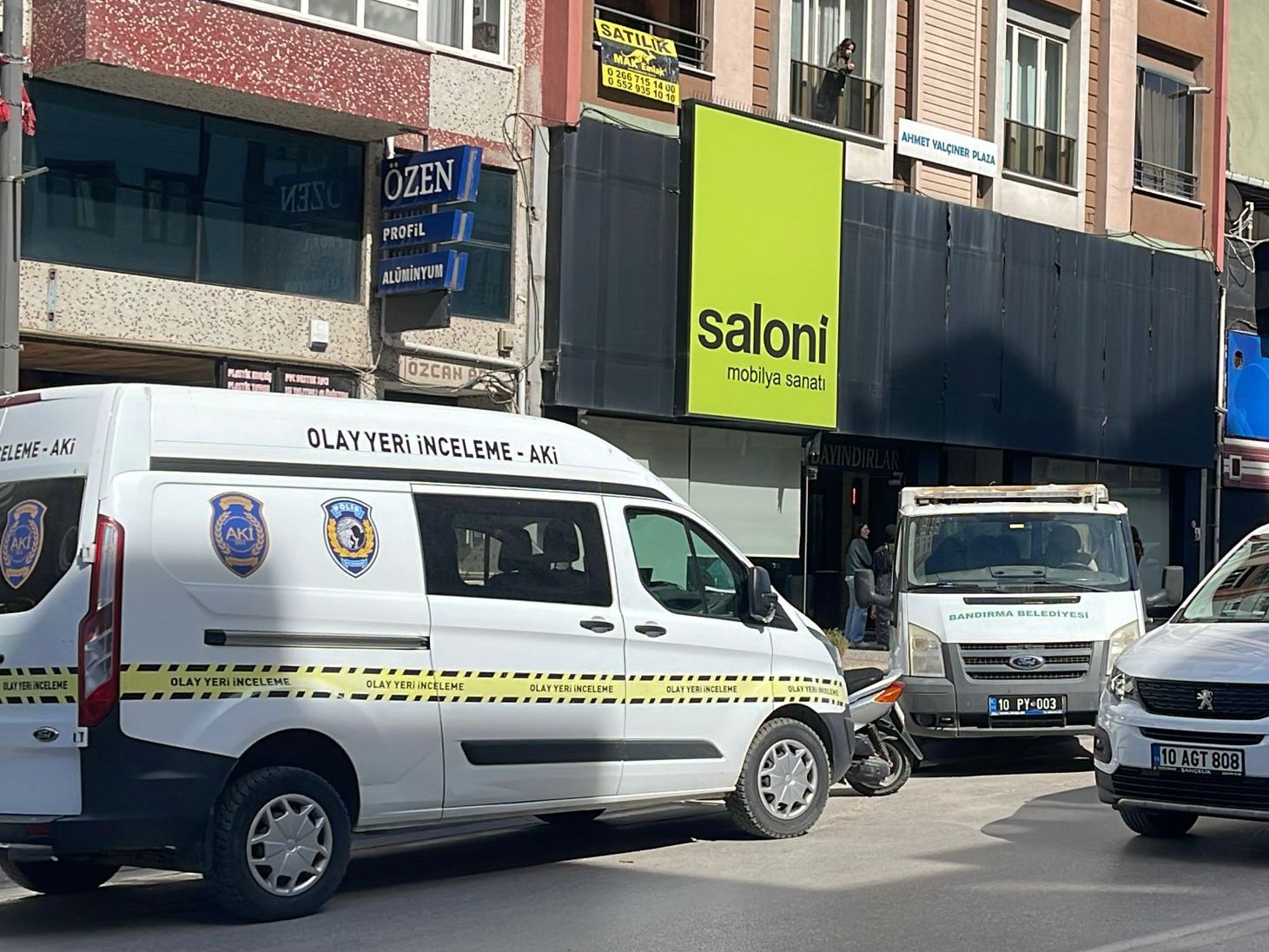 BANDIRMA’DA CAM SİLERKEN 6. KATTAN DÜŞEN KADIN ÖLDÜ