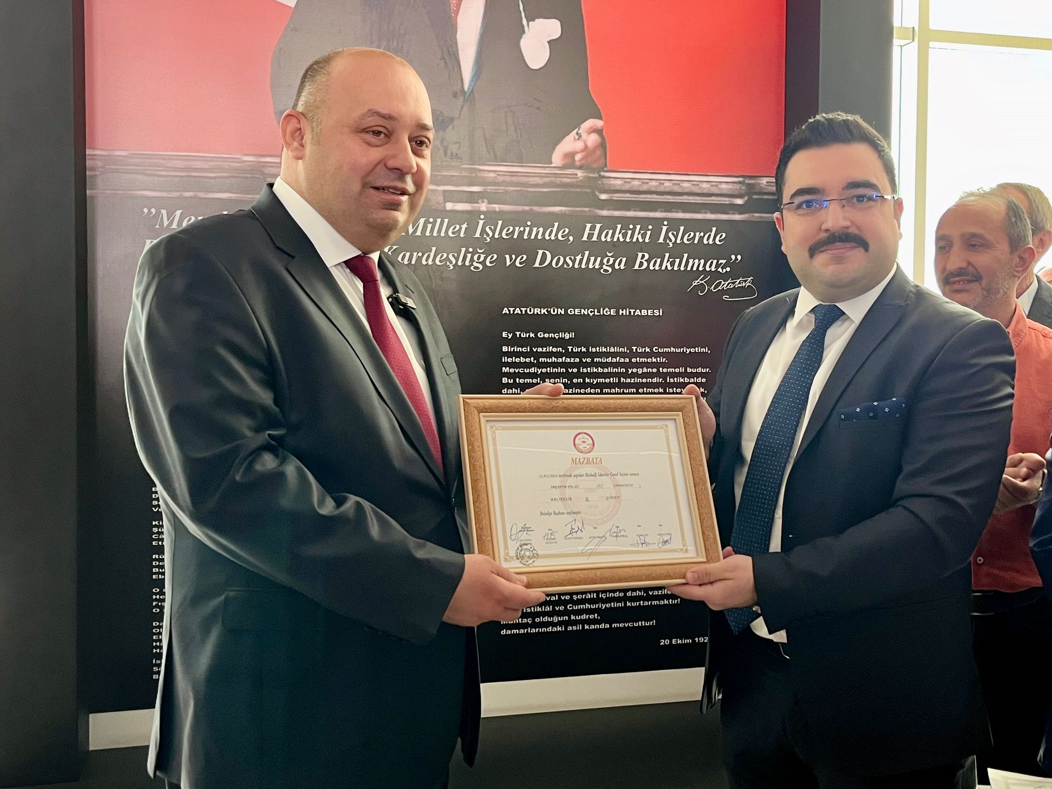 İBRAHİM PALAZ GÖNEN BELEDİYE BAŞKANLIĞI MAZBATASINI ALDI