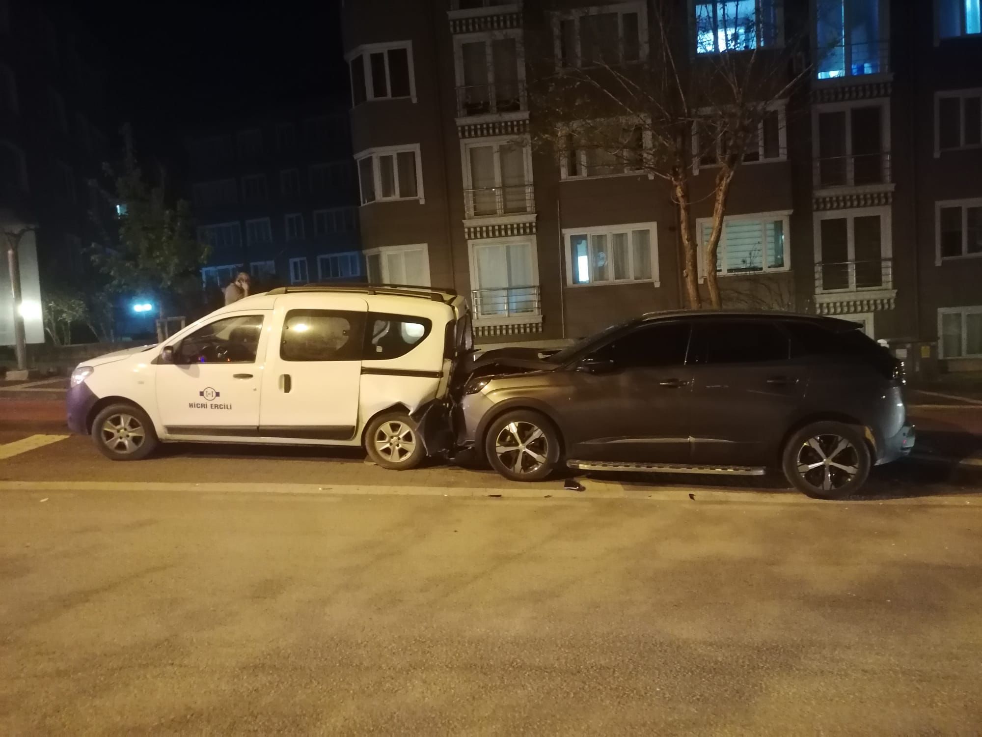 EHLİYETSİZ SÜRÜCÜ POLİSTEN KAÇARKEN KAZA YAPTI