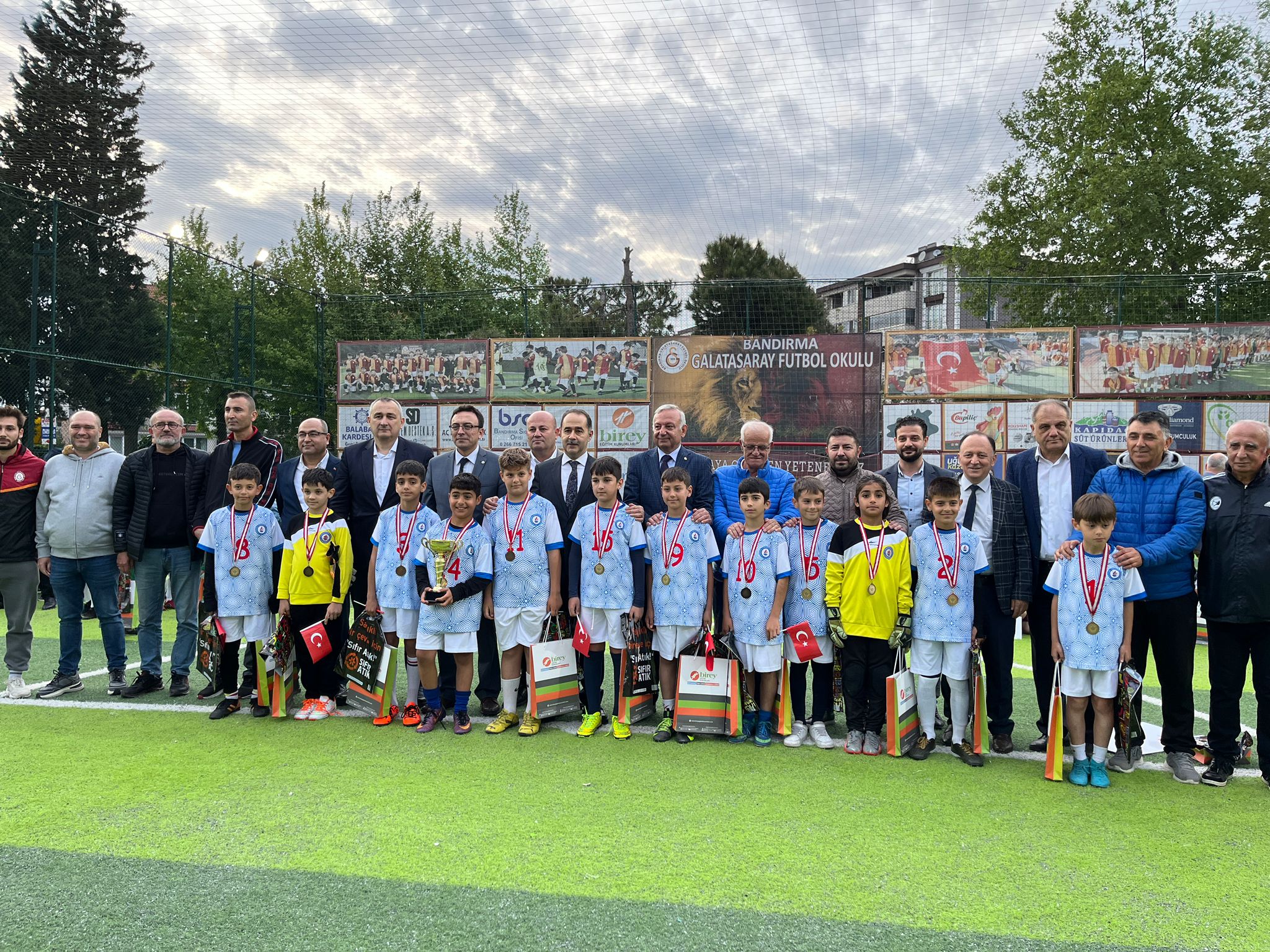 BANDIRMA’DA GENÇ FUTBOL YETENEKLERİ KUPA TÖRENİYLE ÖDÜLLENDİRİLDİ
