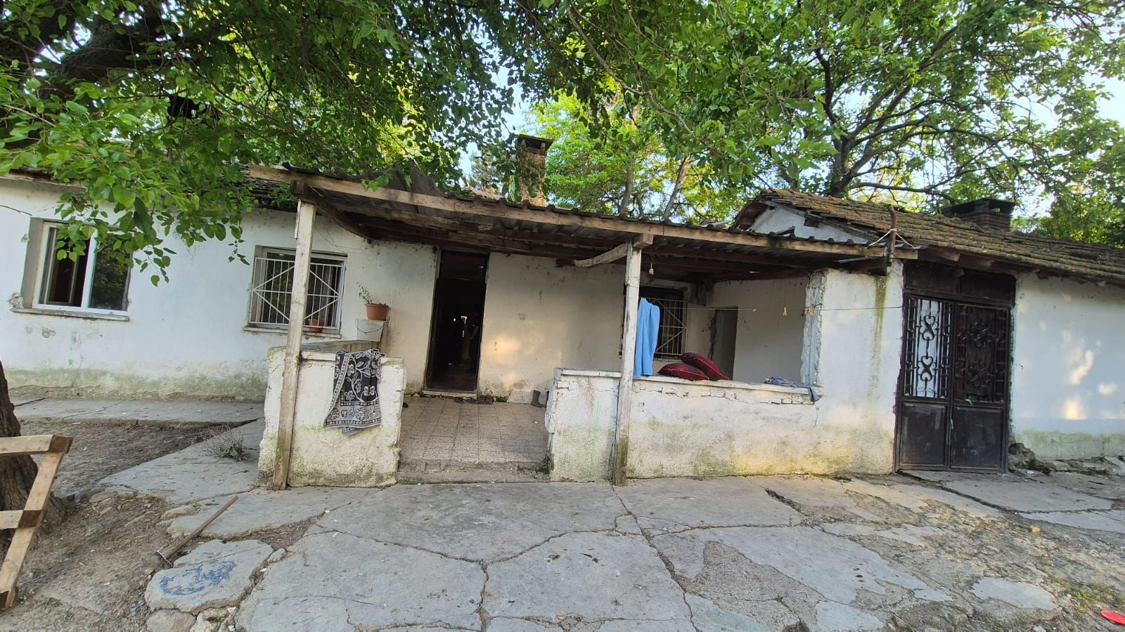 SUSURLUK’TA TABANCAYLA OYNAYAN ÇOCUK ABLASINI VURDU