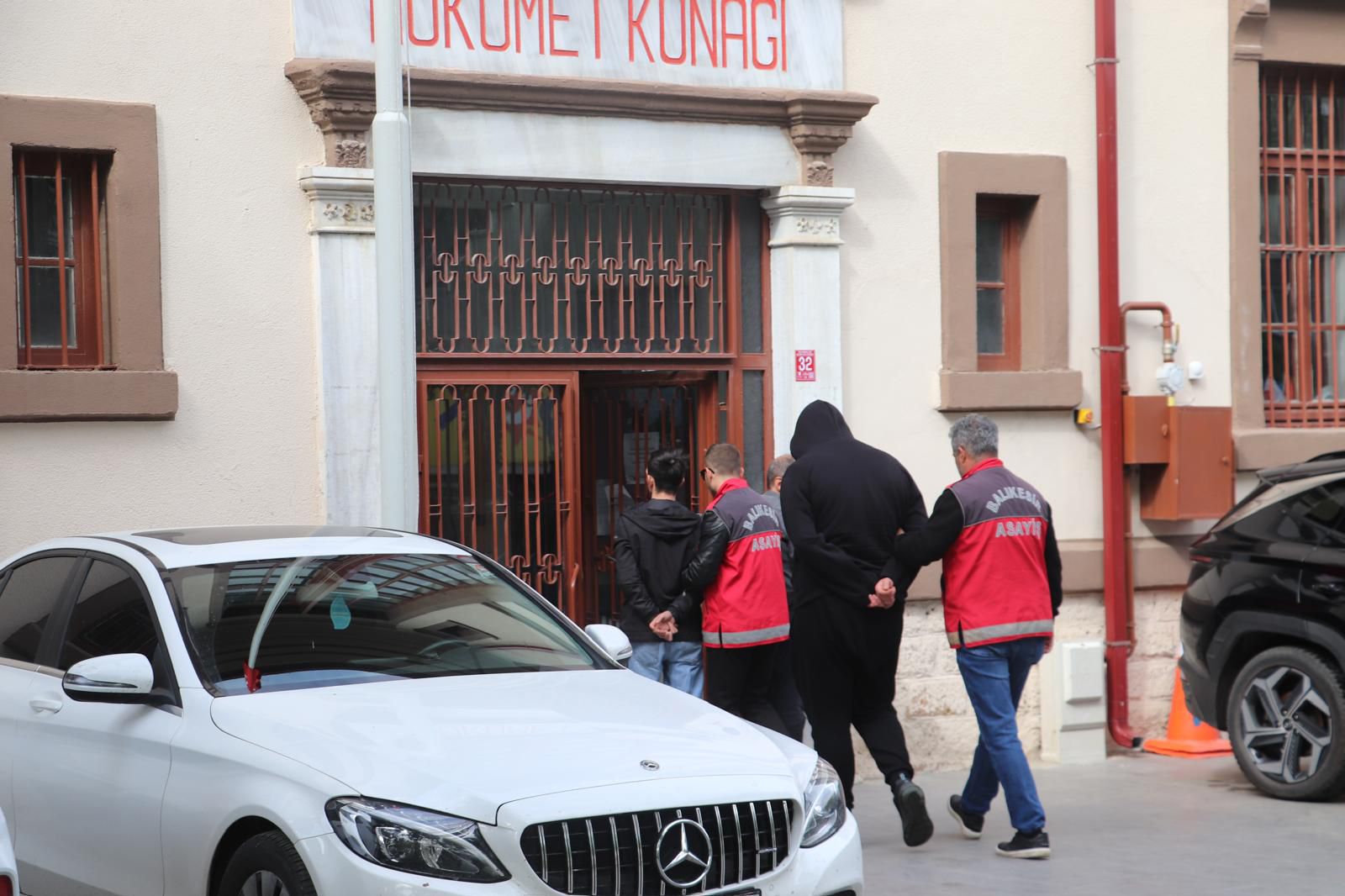 ERDEK MERKEZLİ DOLANDIRICILIK ŞEBEKESİ 40 VATANDAŞI BU YÖNTEMLE DOLANDIRDI! 