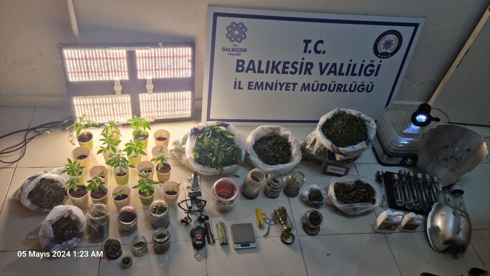 ERDEK’TE UYUŞTURUCU YUVALARINA BASKIN: ELE GEÇİRİLENLER “YOK ARTIK!” DEDİRTTİ