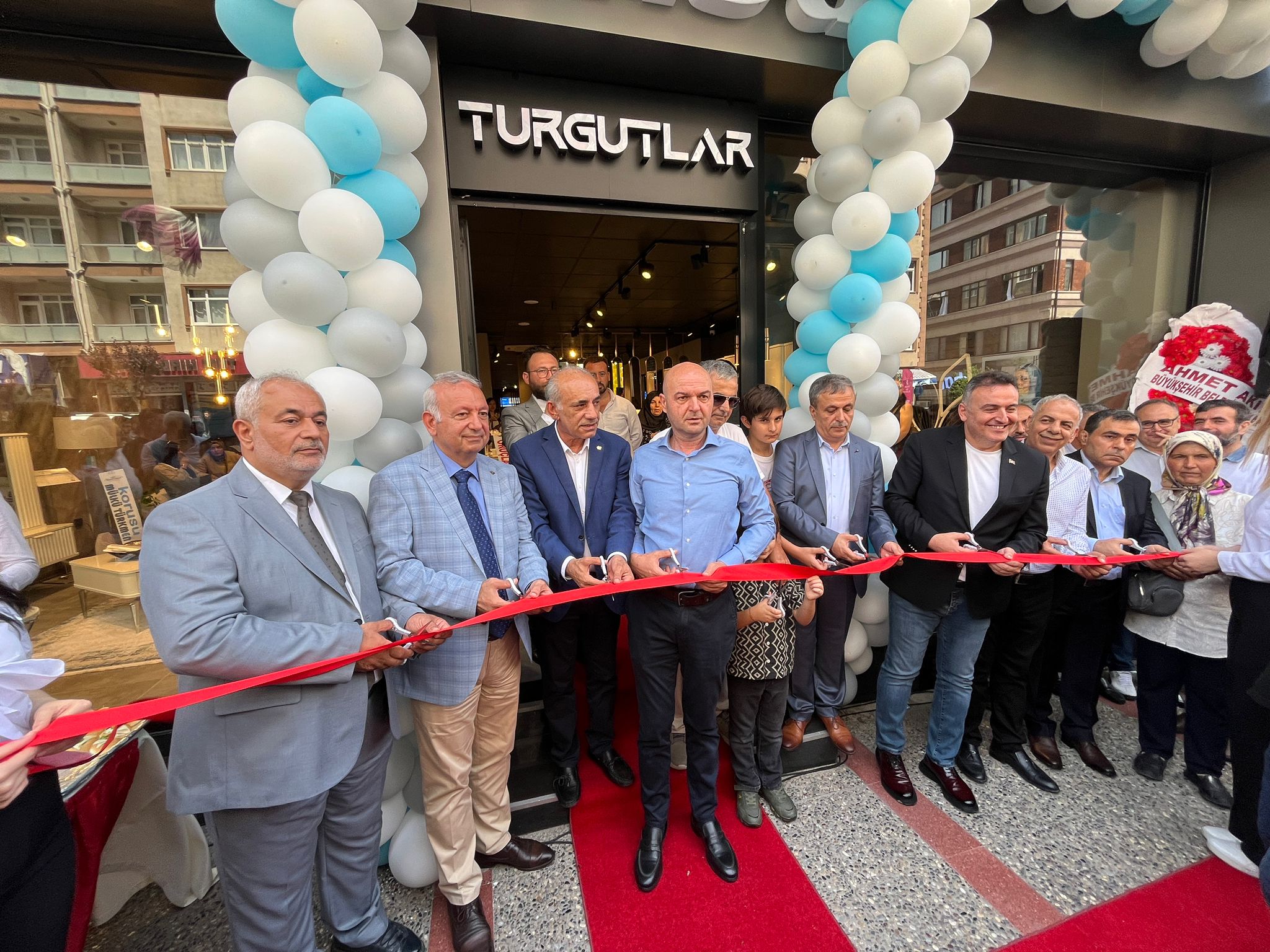 TURGUTLAR MOBİLYA İSTİKBAL İLE BÜYÜYOR