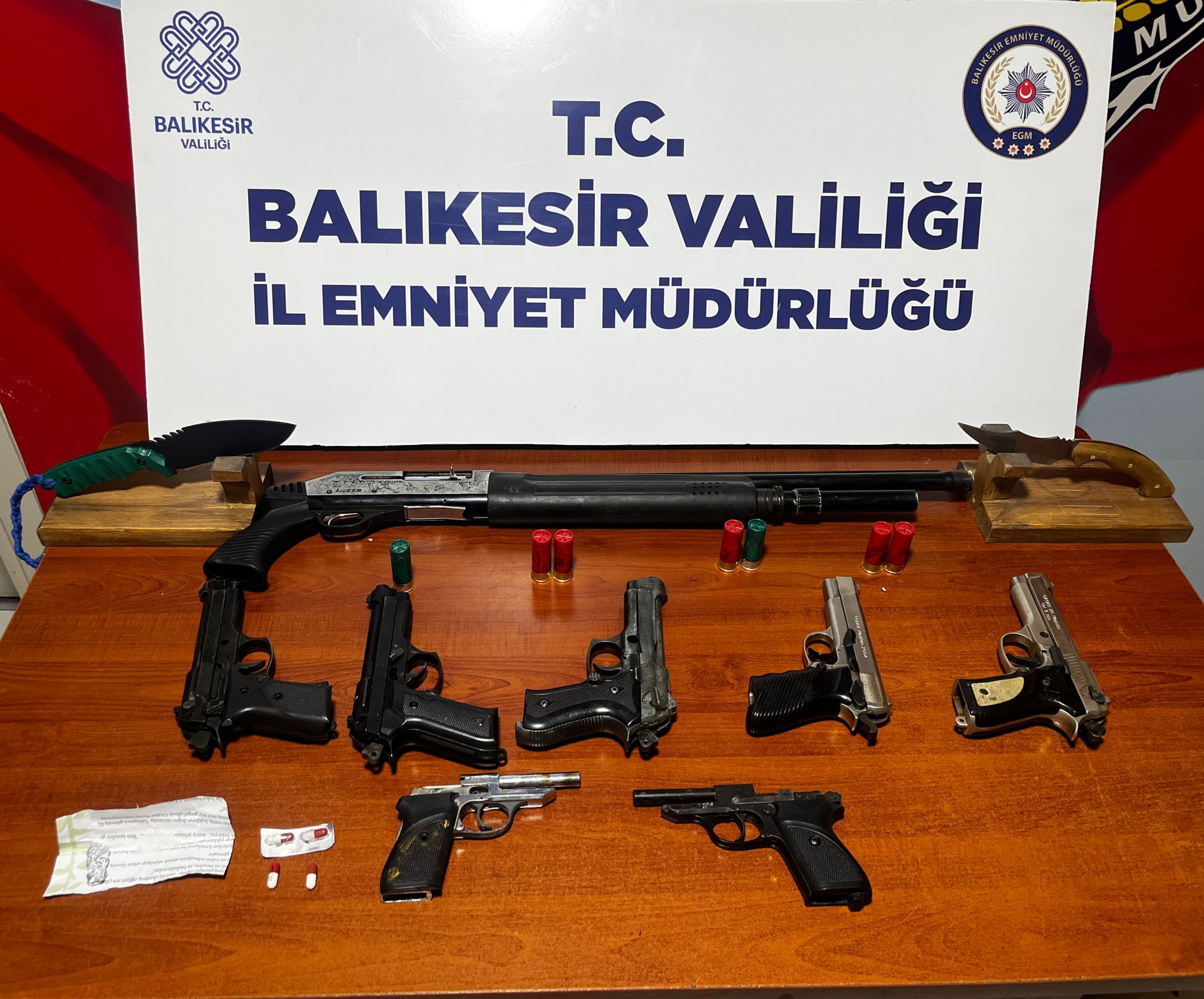 BANDIRMA’DA HALININ İÇİNE SAKLANAN UYUŞTURUCU TACİRİ YAKAYI ELE VERDİ