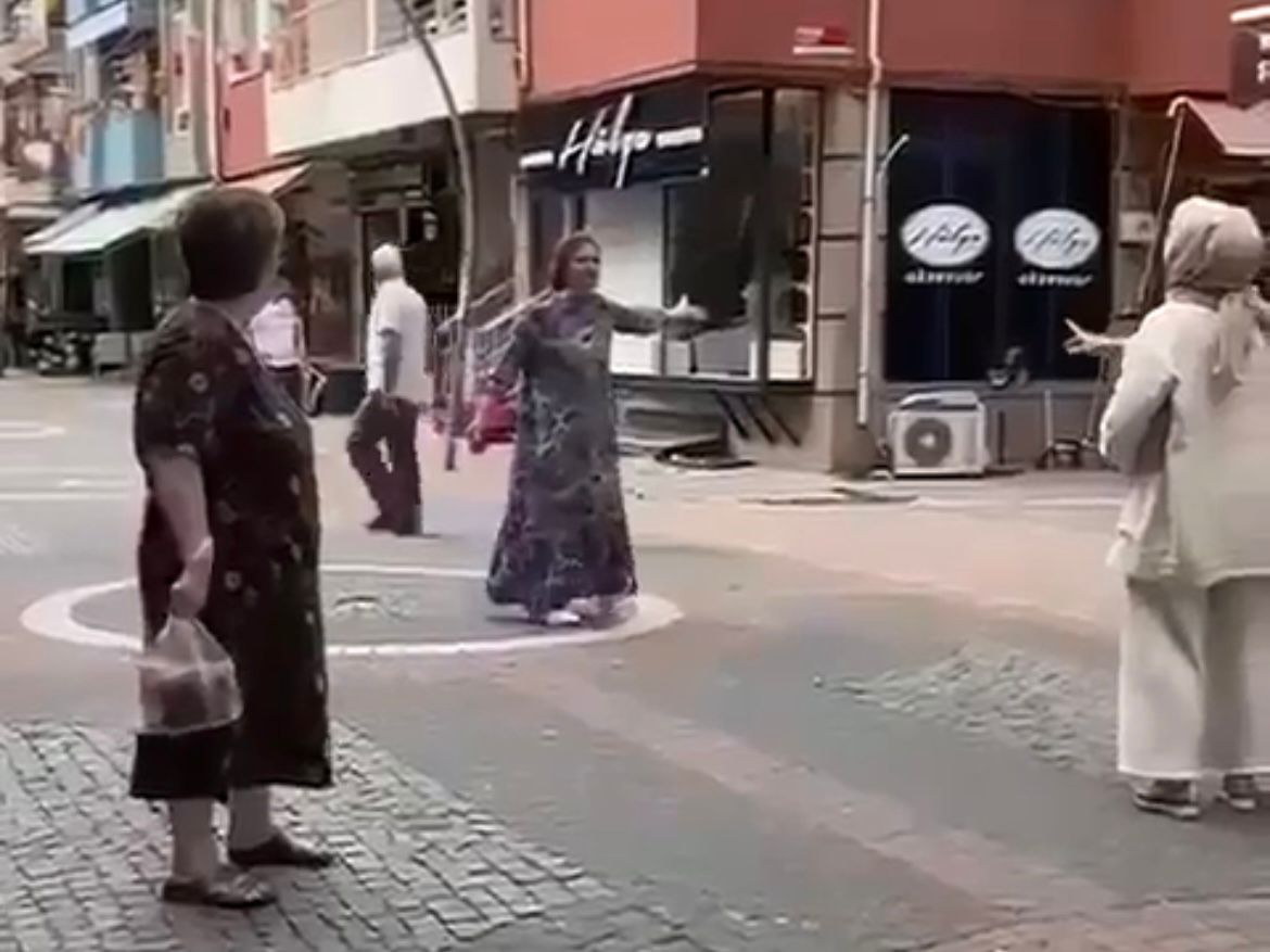 Gönen’de öfke krizi: Eski eşinin kaçtığını düşündüğü kadının dükkanını taşladı