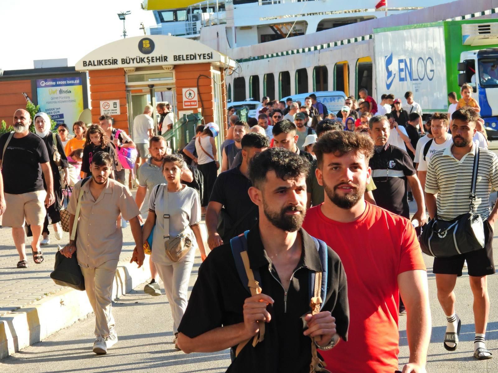 Erdek’te dönüş yoğunluğu: Adalardan dönen tatilciler trafiğe neden oldu