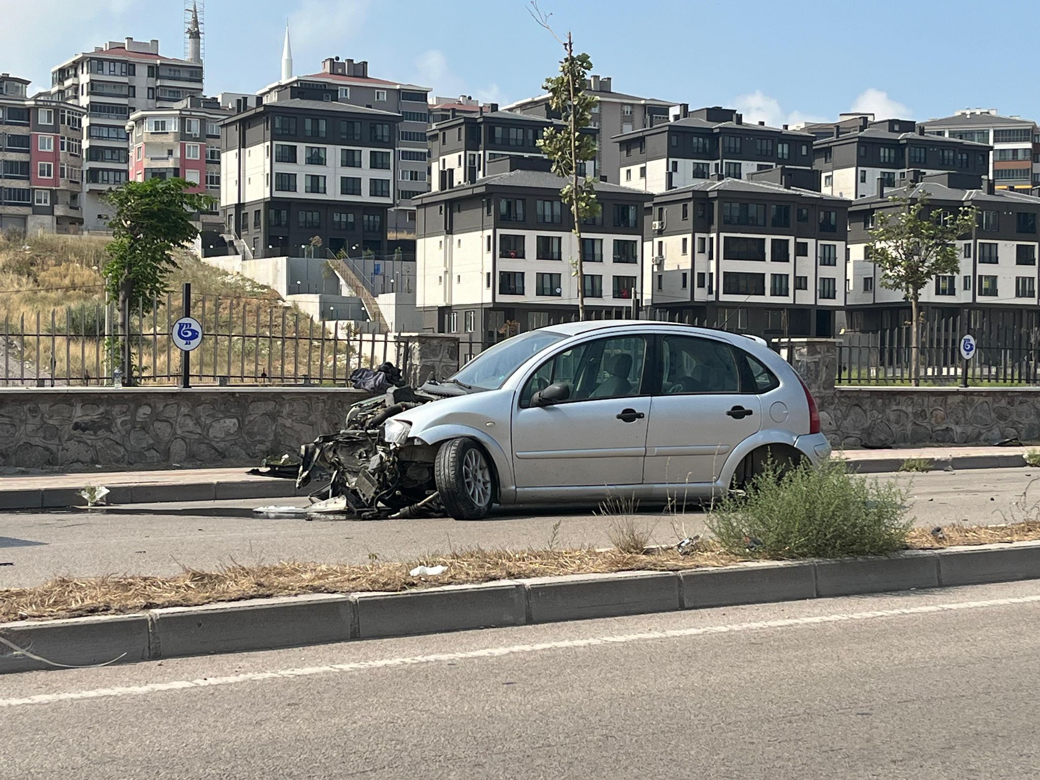 Bandırma’da tek taraflı trafik kazası: Otomobil kullanılamaz hale geldi